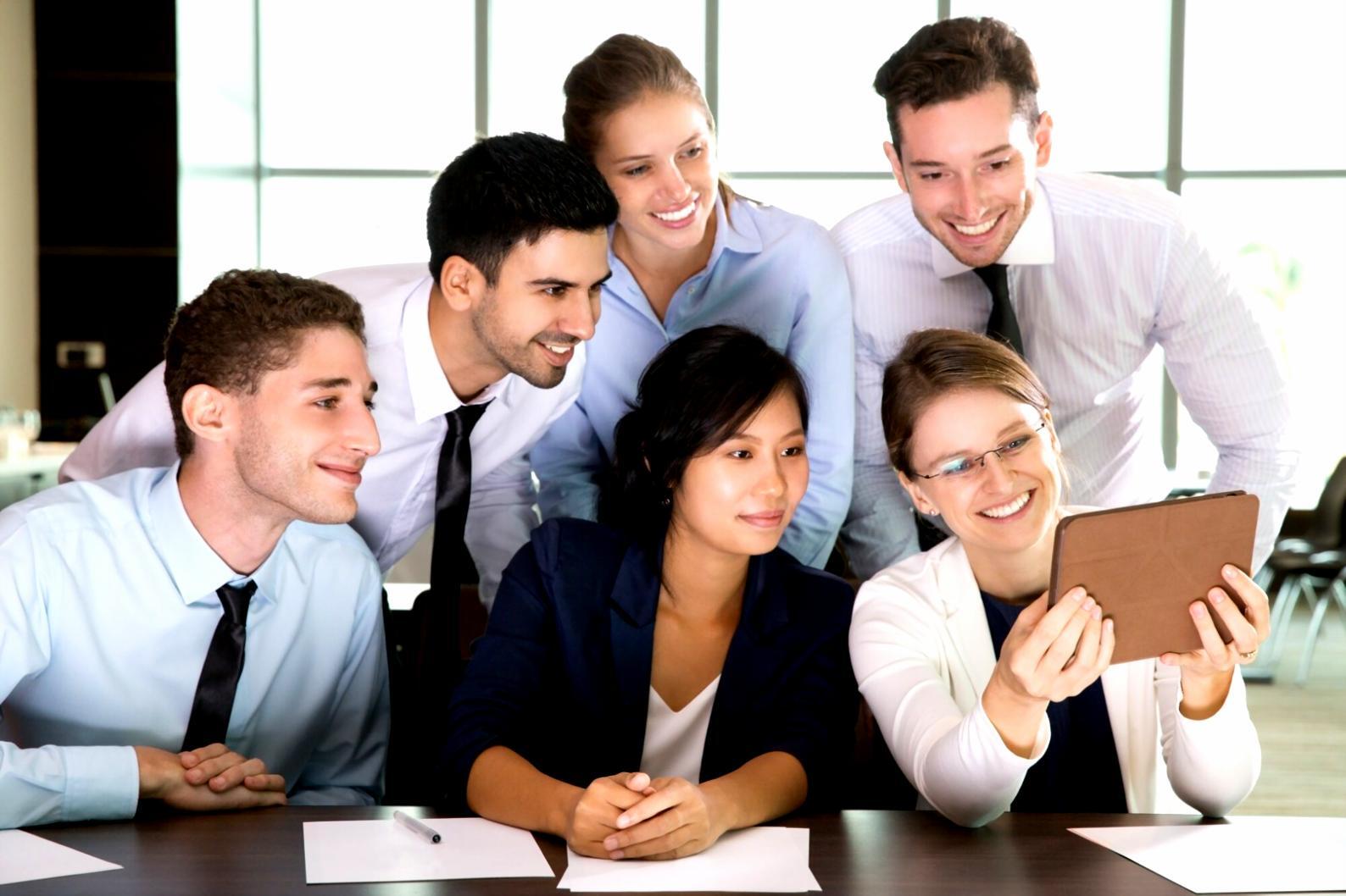 Bureau organisé avec documents financiers et tablette affichant des graphiques