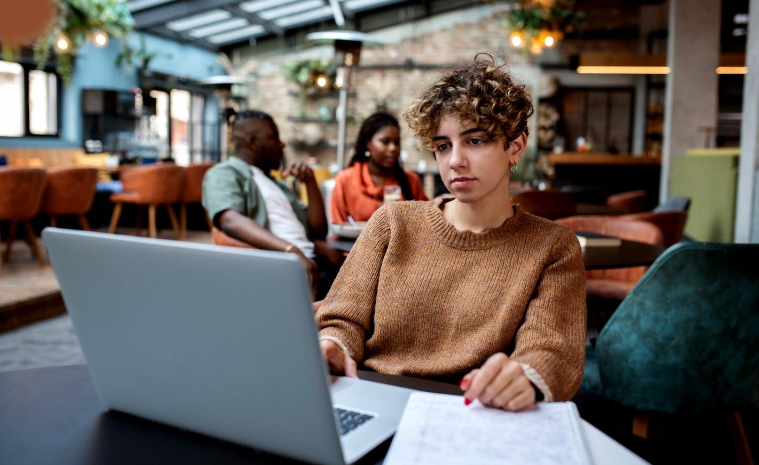 Espace de travail moderne pour l'apprentissage financier